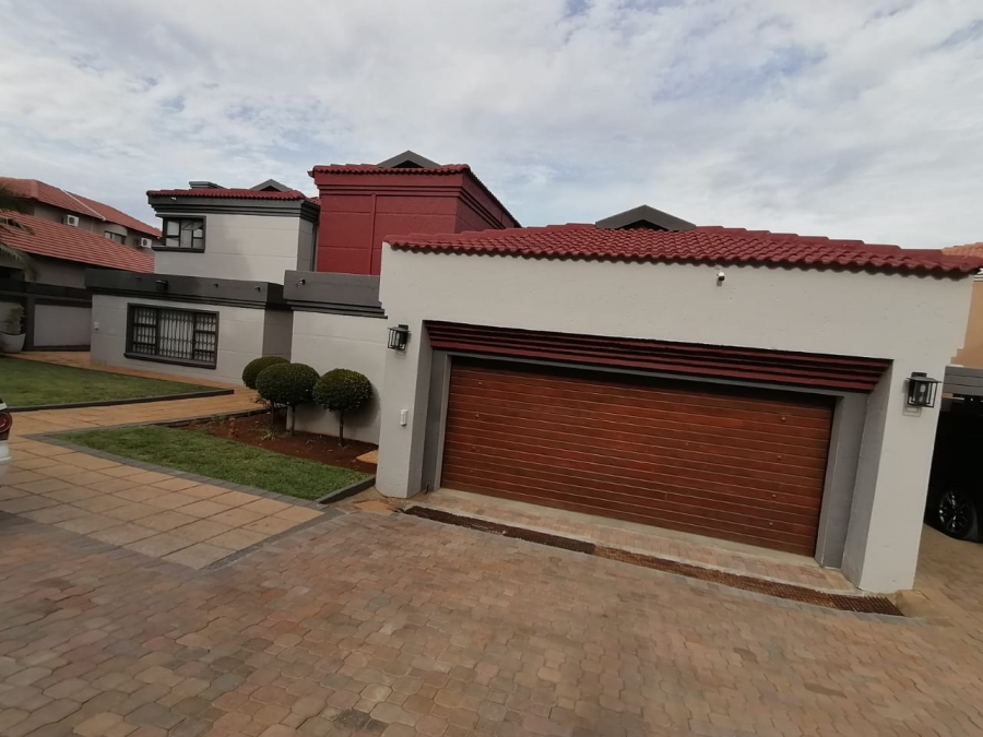 5 Bedroom Property for Sale in Safari Gardens North West